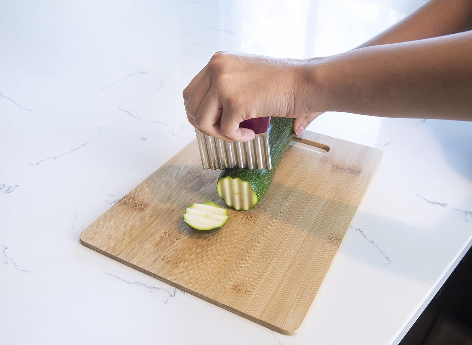 Joie Crinkle Cutter Knife, Wavy Slicer for Potatoes, Vegetables and Fruits, Ideal for Kids' First Cutting Tool, Entertaining Kitchen Gadget, Stainless Steel, BPA-Free, Colors May Differ